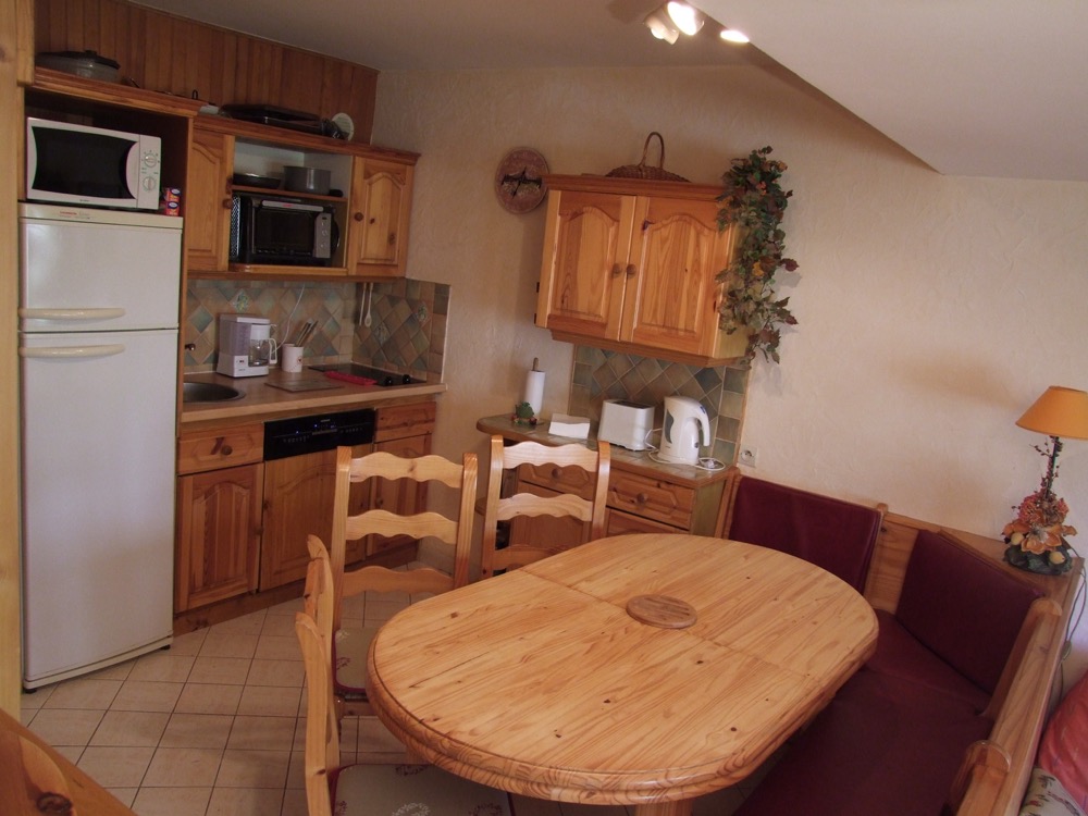 Location Avoriaz : espace repas et cuisine aménagée