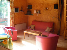 Location Alpe d'Huez : coin salon avec TV et canapé BZ