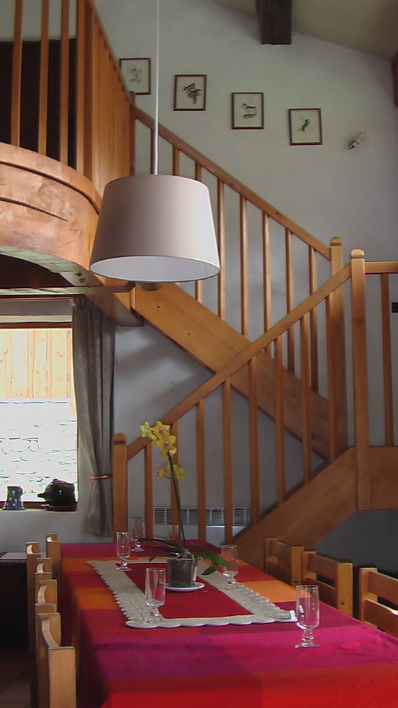 Location Meribel : coin salle a manger et escalier mezzanine