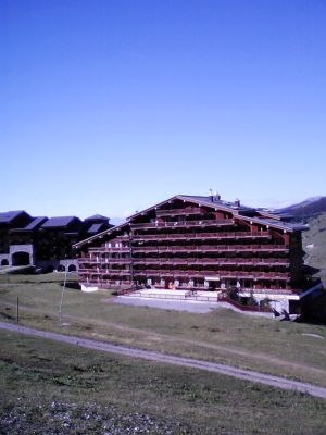 Location Meribel : Chalet vu de face, côté pistes, été