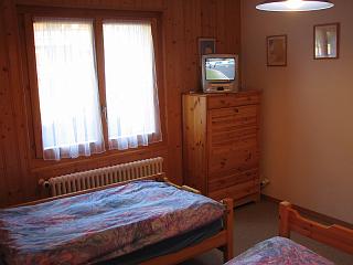 Location Champéry : Chambre enfants : lits superposés.TV avec VHS