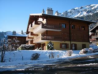 Location Champéry : Vue extérieur de l'appartement avec sa terrasse