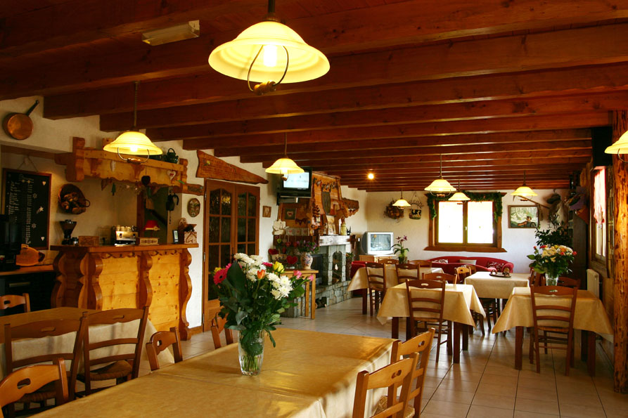 Location Thollon Les Memises : salle de repas, coin salon TV, DVD