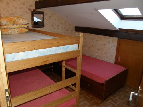 Location Albiez-Montrond : la chambre avec 3 lits